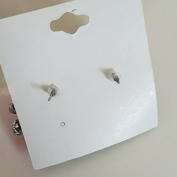 💕GIFTED💕 Fashion Earrings - Picture 3 of 6